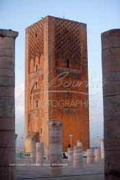 Image du Maroc Professionnelle de  Le Minaret et quelques colonnes de la mosquée (Tour Hassan) qui fît construite à la fin du XIIe siècle par le Sultan Yacoub el Mansour (dynastie Almohade) désireux de construire la plus grande mosquée du monde doté de 400 colonnes, la construction n’a pas été achevé suite à la mort du sultan en 1199, La tour Hassan est le symbole de Rabat son esplanade abrite le Mausolée Mohammed V de Rabat, Jeudi 15 Février 2007. (Photo / Abdeljalil Bounhar)